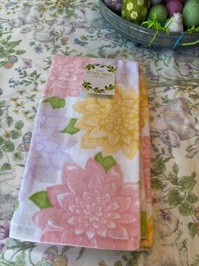 Spring Zinnia Lavender Floral Cotton Kitchen Towels Set of 2 NWT